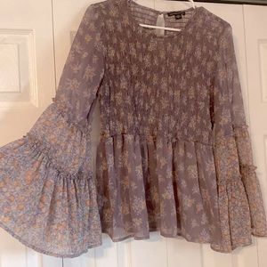 Women’s American Eagle Top, Feminine/Romantic/Floral w/Bell Sleeves, Large